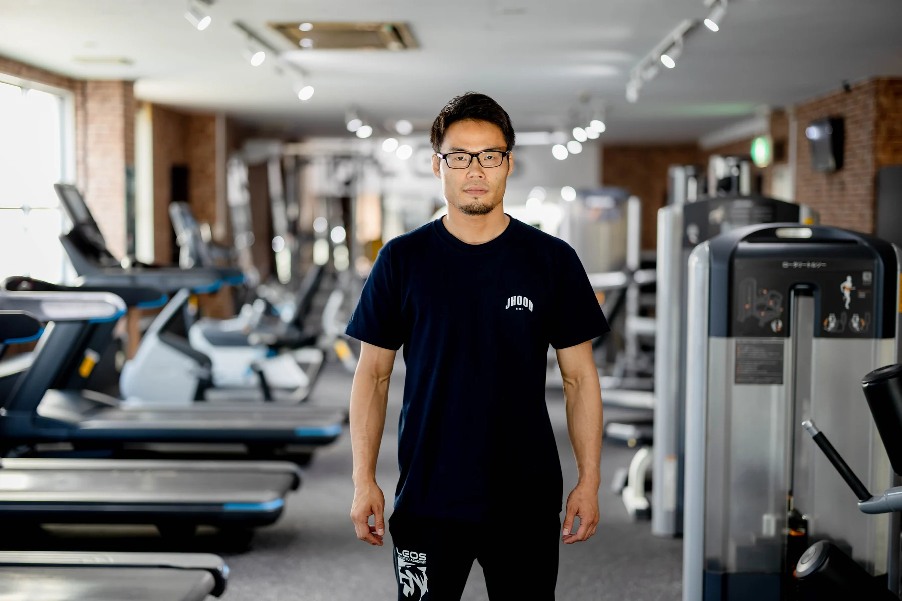 LEOS FIT代表・森戸新士。ジム館内で撮影した本人の写真